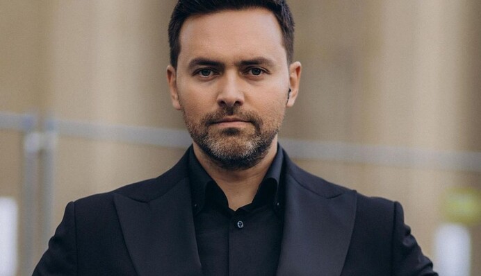 Дитбудинки заповнені сиротами: Тимур Мірошниченко поскаржився на труднощі в усиновленні дитини