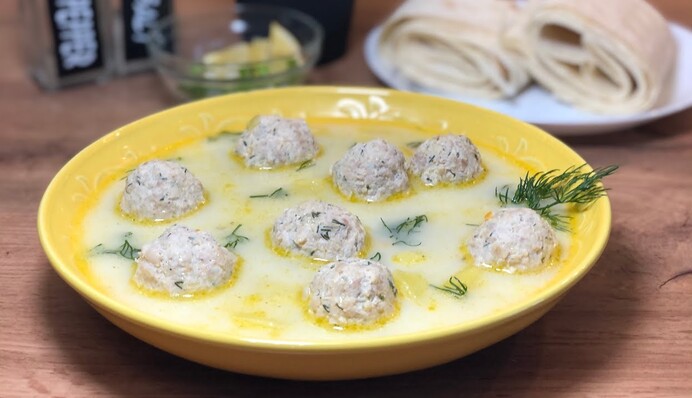 С плавленым сыром и фрикадельками: как приготовить вкусный сливочный суп-пюре