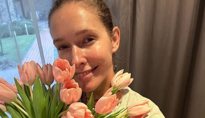 День Берегини: Катя Осадчая с роскошным букетом тюльпанов поздравила женщин с 8 марта