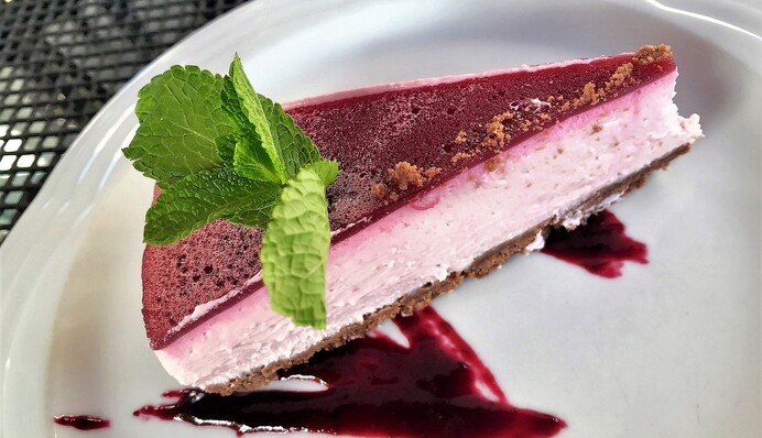 Без муки и выпечки: как приготовить вишневый чизкейк на 8 марта