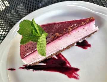 Без борошна і випічки: як приготувати вишневий чизкейк на 8 березня