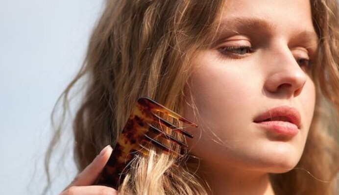 Как спать с влажными волосами, чтобы с утра они выглядели идеально: лайфхаки стилиста