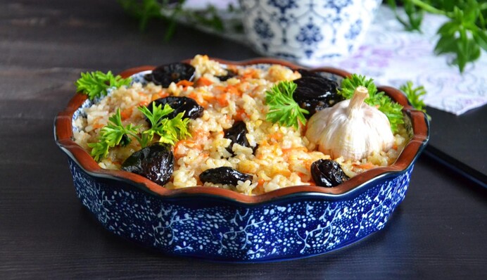 Смачна страва пісного меню: як приготувати розсипчастий плов з печерицями