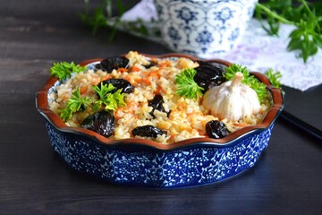 Вкусное блюдо постного меню: как приготовить рассыпчатый плов с шампиньонами