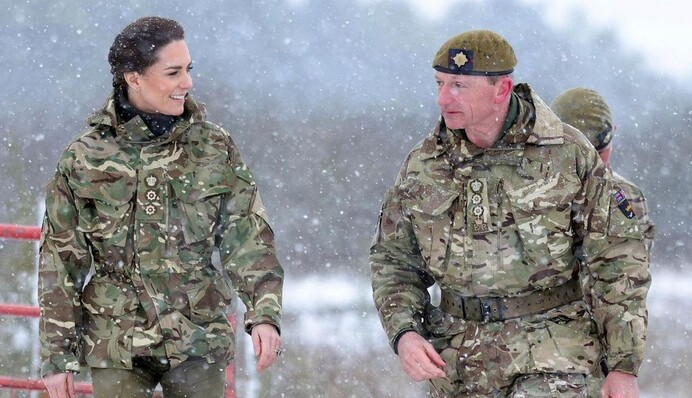 Кейт Міддлтон у військовій формі навчилася накладати турнікет і пройшла інструктаж з розмінування