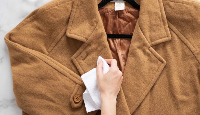 Як освіжити пальто та позбутися застарілих плям, щоб не прати його повністю
