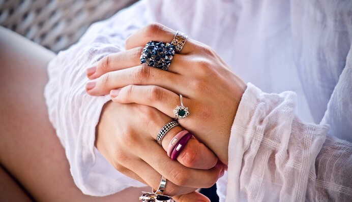 Як повернути блиск сріблу або золоту за допомогою інгредієнтів, які є вдома у кожного