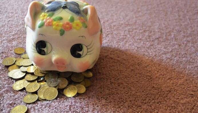 Дыра растет, долги - тоже: почему российским бюджетникам стали задерживать зарплату