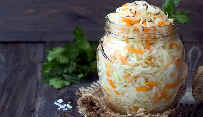 Як приготувати швидку квашену капусту в гарячому маринаді: простий рецепт