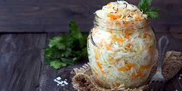 Як приготувати швидку квашену капусту в гарячому маринаді: простий рецепт