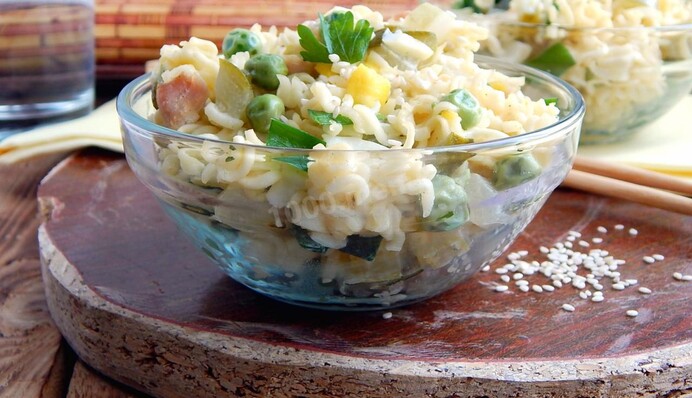 Сытный и быстрый: как приготовить салат с мивиной и крабовыми палочками