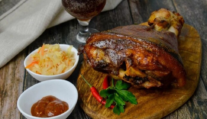 Як запекти рульку в темному пиві на День святого Патрика: простий рецепт