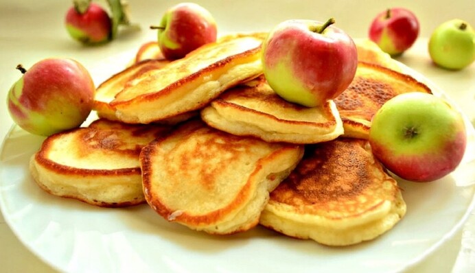 Чим урізноманітнити пісне меню: рецепт оладок на воді з родзинками і яблуком