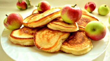 Чим урізноманітнити пісне меню: рецепт оладок на воді з родзинками і яблуком