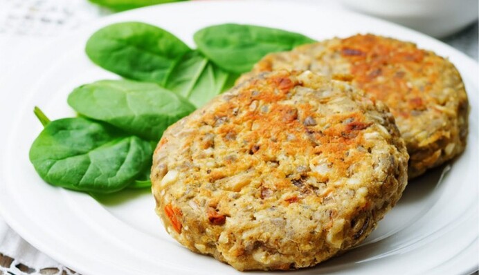 Швидкий та смачний рецепт: як приготувати ніжні рибні котлети в кунжутній паніровці