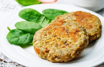 Быстрый и вкусный рецепт: как приготовить нежные рыбные котлеты в кунжутной панировке