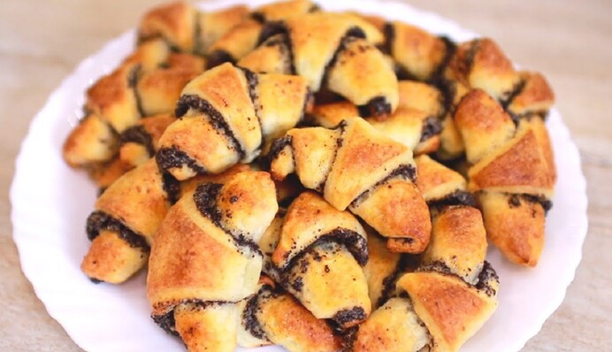 Пісна випічка нашвидкуруч: як приготувати рогалики з маком на воді