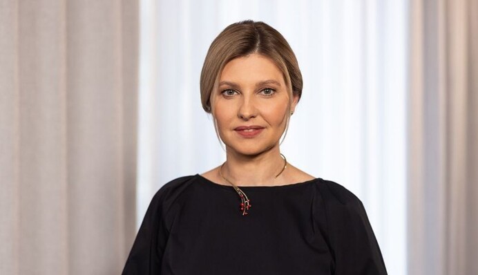 Елена Зеленская в черной блузе с вышивкой рассказала о создании Украинского центра