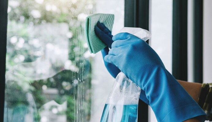 Як відмити вікна від старого скотчу і липких плям: 5 перевірених лайфхаків