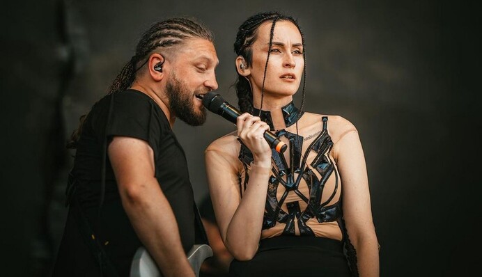 В момент взрыва были неподалеку: гитарист Go_A с семьей чуть не погибли от российских дронов