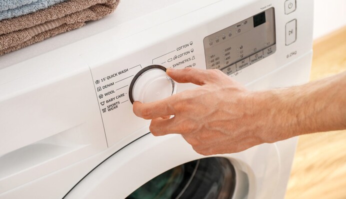 Чому досвідчені господині не люблять прати речі в швидкому режимі: це варто знати