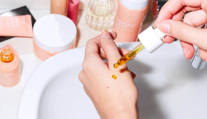 Які засоби догляду за шкірою варто додати у свою косметичку: поради експертів