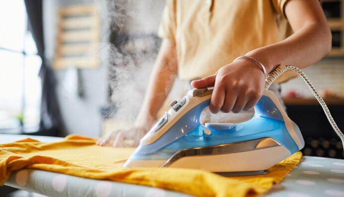 Як прасувати одяг з двох боків одночасно: лайфхак з фольгою