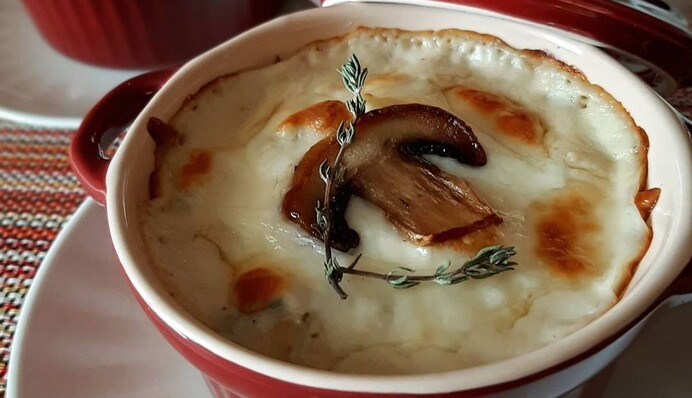 Смачно і бюджетно: як приготувати грибний жульєн з шампіньйонами і плавленим сиром