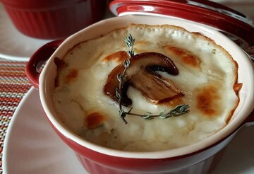 Вкусно и бюджетно: как приготовить грибной жюльен с шампиньонами и плавленым сыром