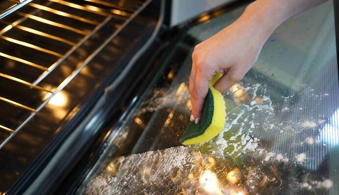 Саморобна паста для очищення духовки видалить навіть старий липкий жир: як її змішати