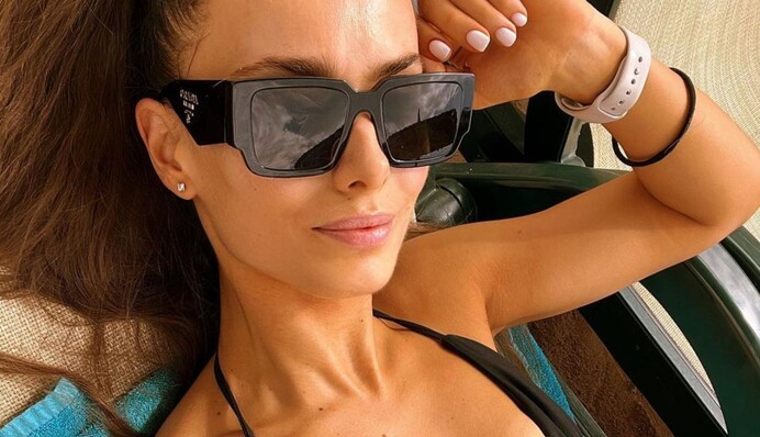 Ксения Мишина отправилась на отдых и показала соблазнительные пляжные фото в бикини