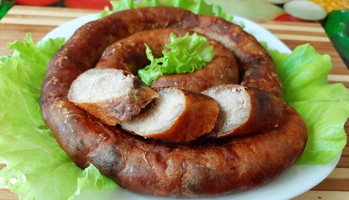 Традиційна страва на Великдень: як приготувати запашну домашню ковбасу в духовці