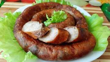 Традиційна страва на Великдень: як приготувати запашну домашню ковбасу в духовці