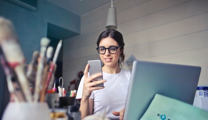 Залежні від соцмереж: яким знакам Зодіаку варто менше сидіти в телефоні