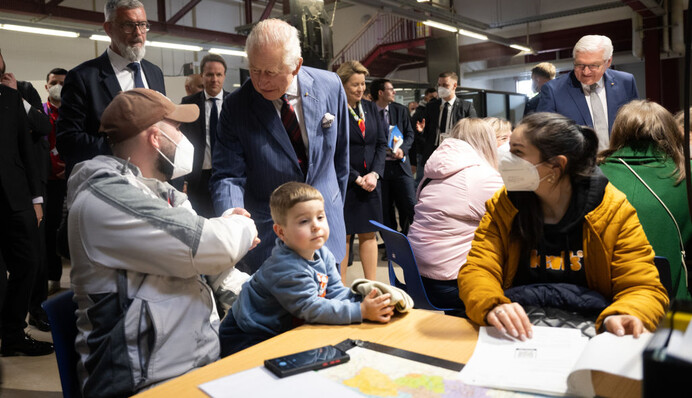 Король Чарльз в Берлине встретился с украинскими беженцами и сказал, что молится за них: фото