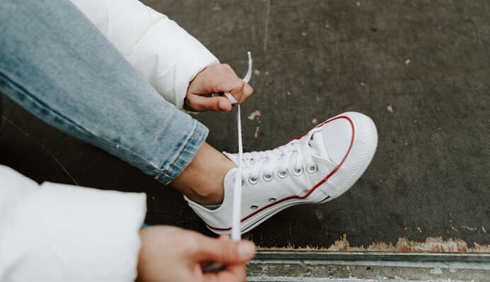 Чим почистити підошву кросівок, щоб повернути їй білий колір та новий вигляд