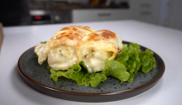 Как приготовить блины с мясной начинкой и соусом бешамель: простой рецепт