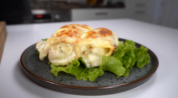 Как приготовить блины с мясной начинкой и соусом бешамель: простой рецепт