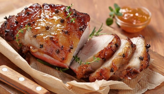 Традиційна страва на Великдень: як приготувати соковиту буженину в рукаві