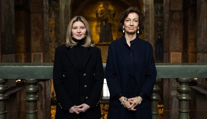 Олена Зеленська у стильному вкороченому пальті відвідала Софію Київську: фото