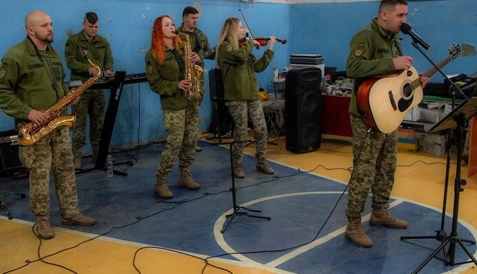 Военные музыканты растрогали исполнением хита Океана Эльзы 