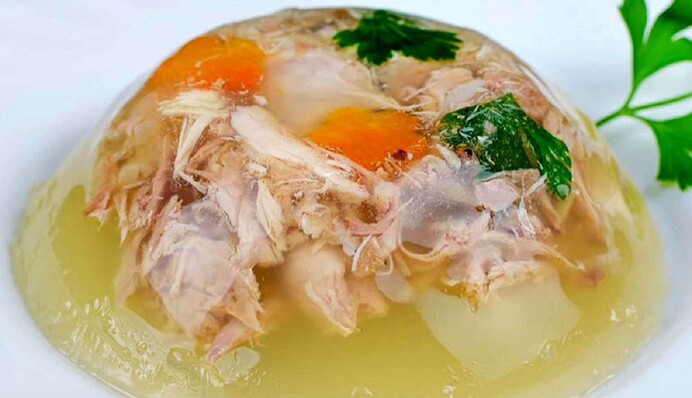 Як приготувати на Великдень ніжний холодець з курки: простий рецепт