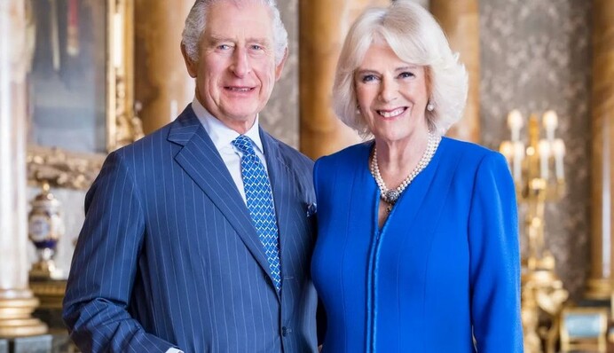 Букингемский дворец показал официальный портрет и приглашение на коронацию Чарльза и Камиллы: фото