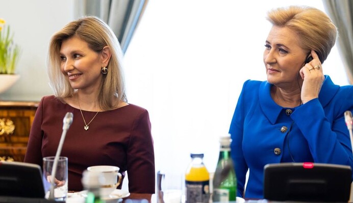 У коричневій сукні і кольє з тризубом: Олена Зеленська зустрілася з першою леді Польщі