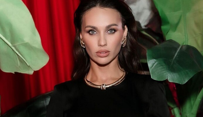 Топлес і в шапочці для плавання: Вікторія Варлей з 