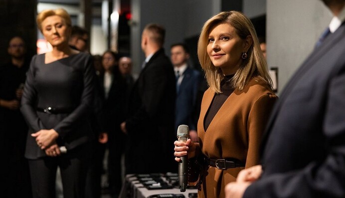 У коричневому костюмі і з брошкою у вигляді колосків: Олена Зеленська відвідала музей у Польщі