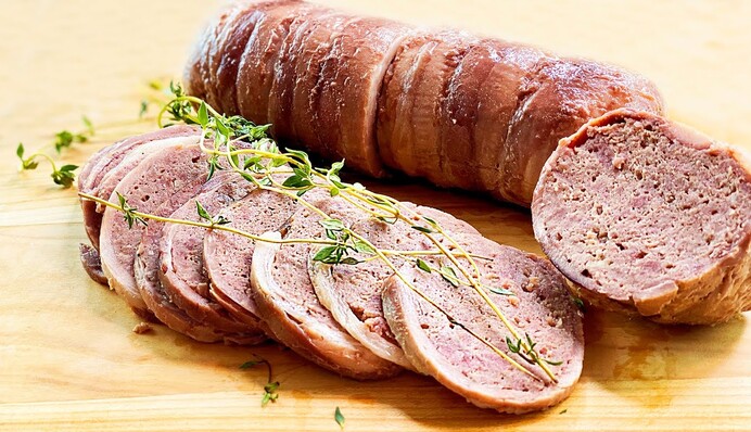 Традиційна страва на Великдень: як приготувати домашню ковбасу у фользі замість кишки