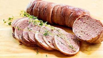 Традиційна страва на Великдень: як приготувати домашню ковбасу у фользі замість кишки