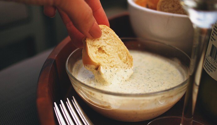 Чим замінити майонез для заправки салатів: рецепти соусів на основі сметани і кефіру