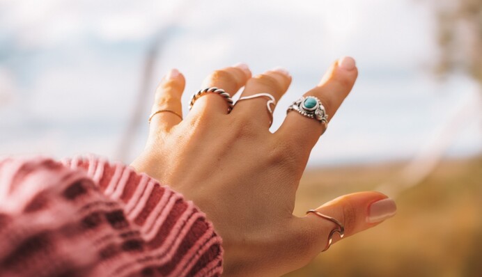 Символ власти, любви и силы: что символизируют кольца на разных пальцах